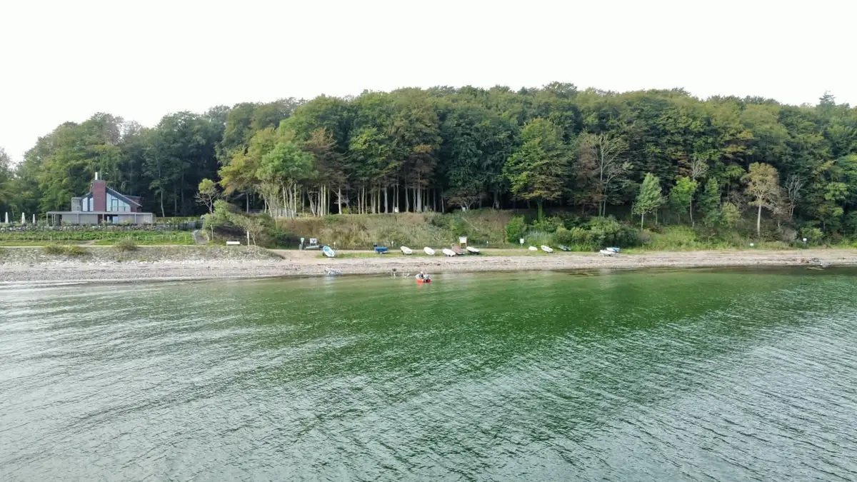 Vereinsgelände am Eitz vom Wasser aus, Boote am Strand