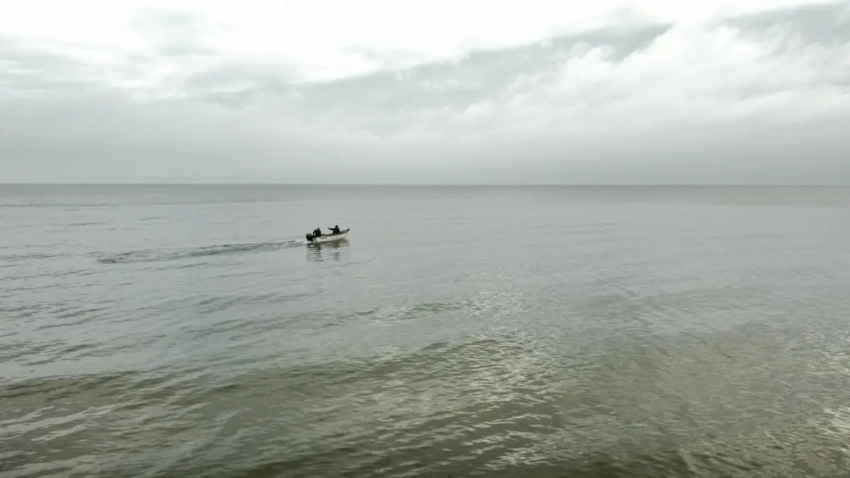 Zwei Angler im Kleinboot auf der Ostsee