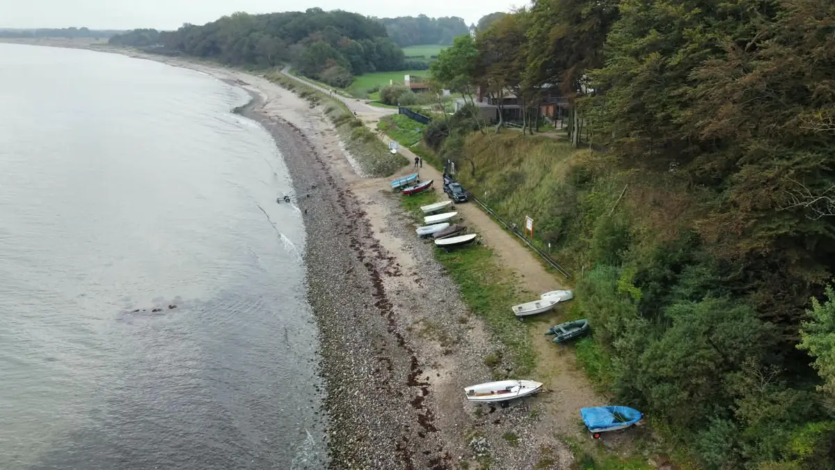 Luftbild der Küste am Eitz mit den Strandliegeplätzen