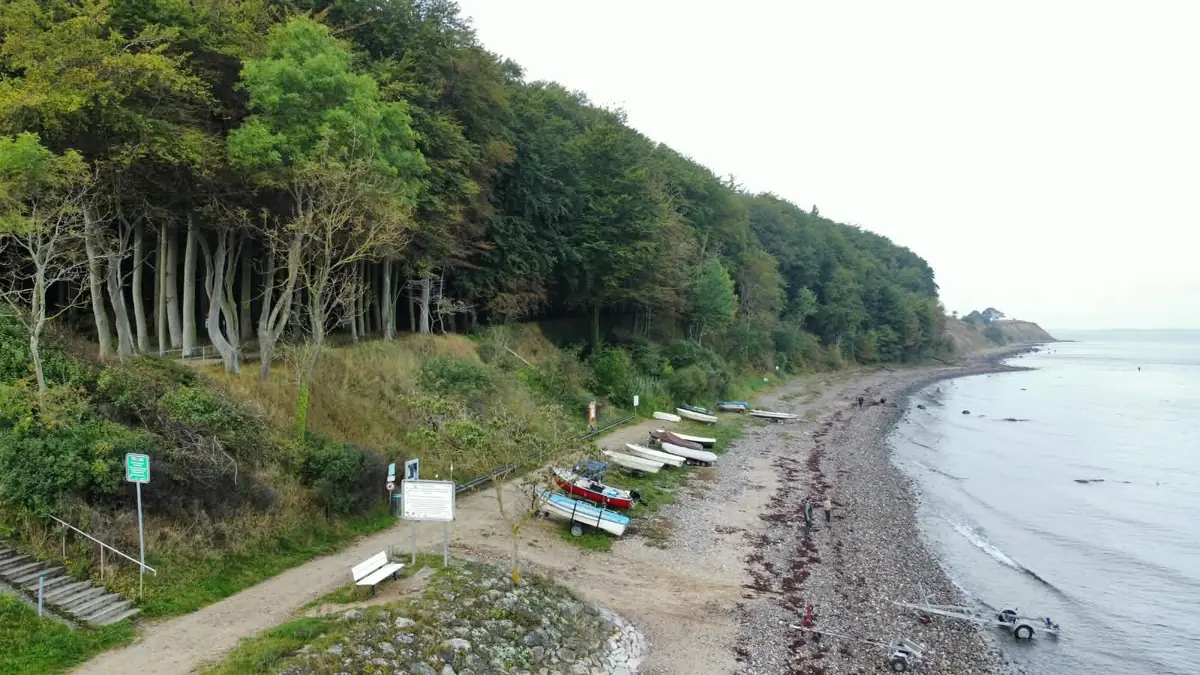 Strandweg mit Treppe, Bank und Infotafel am Vereinsgelände
